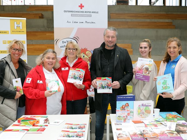 Gruppenfoto mit Manuela Leoni (Obfrau Kinder- und Jugendnetzwerk NÖ Mitte und Geschäftsführerin Verein Impulse Krems), Gudrun Kalchhauser und Renate Wagner (Young Carers, Rotes Kreuz Krems), Bürgermeister Peter Molnar sowie Anja Redl und Heidelinde Eisingerich-Dillenz (Verein KIB children care)