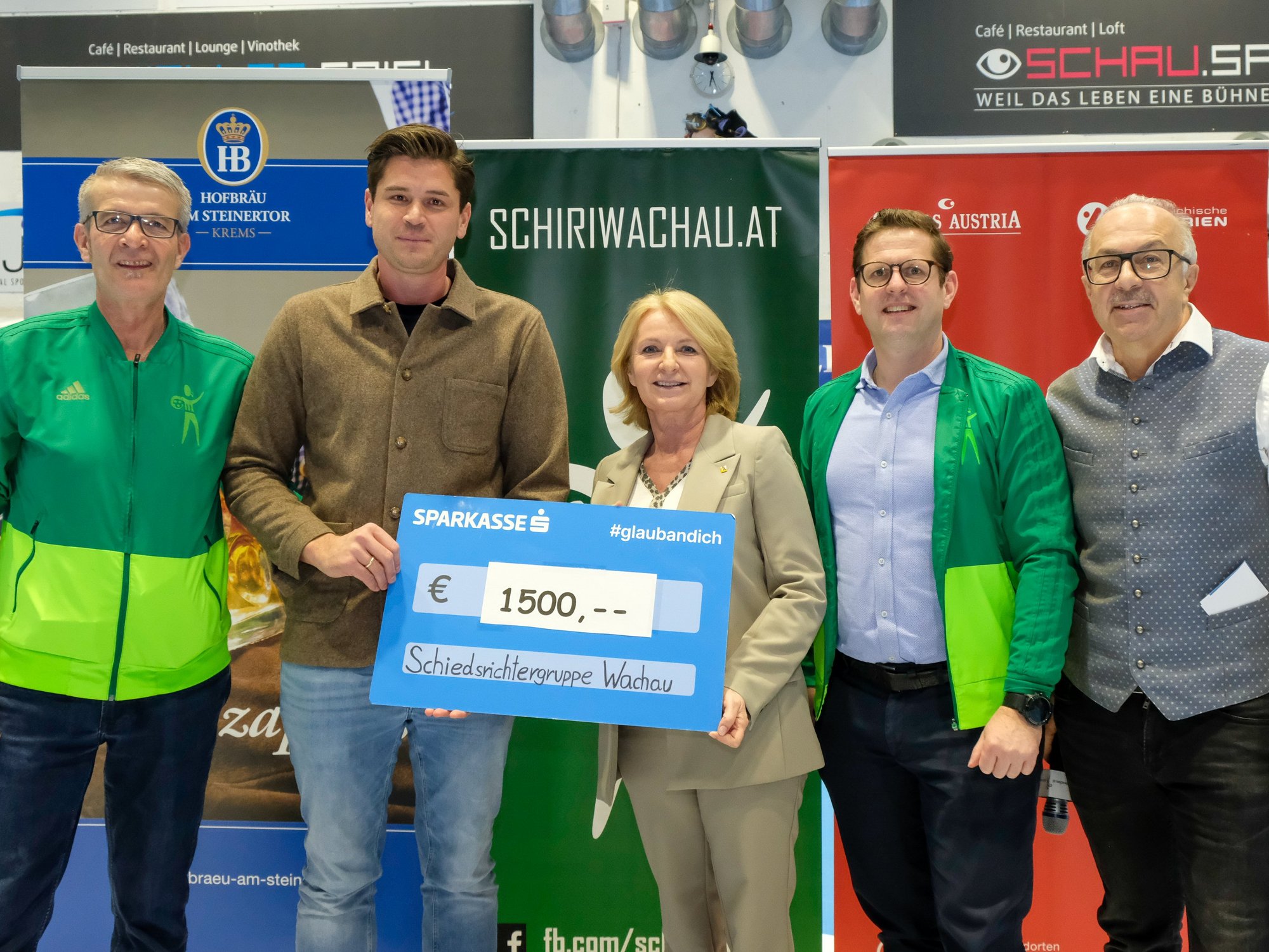 Offizielle Spendenübergabe: Schiedsrichter Karl Walzer, Unternehmer und Sponsor Julian Seidl (Hofbräu am Steinertor), Vizebürgermeisterin Eva Hollerer, Schiedsrichter Matthias Lenz und Turnierorganisator Johann Allinger.