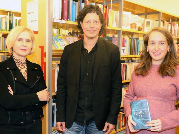 Autor Thomas Sautner mit Magistrat-Bereichsleiterin Doris Denk (l.) und Stadtbücherei-Leiterin Kathrin Raffetseder in der Stadtbücherei 