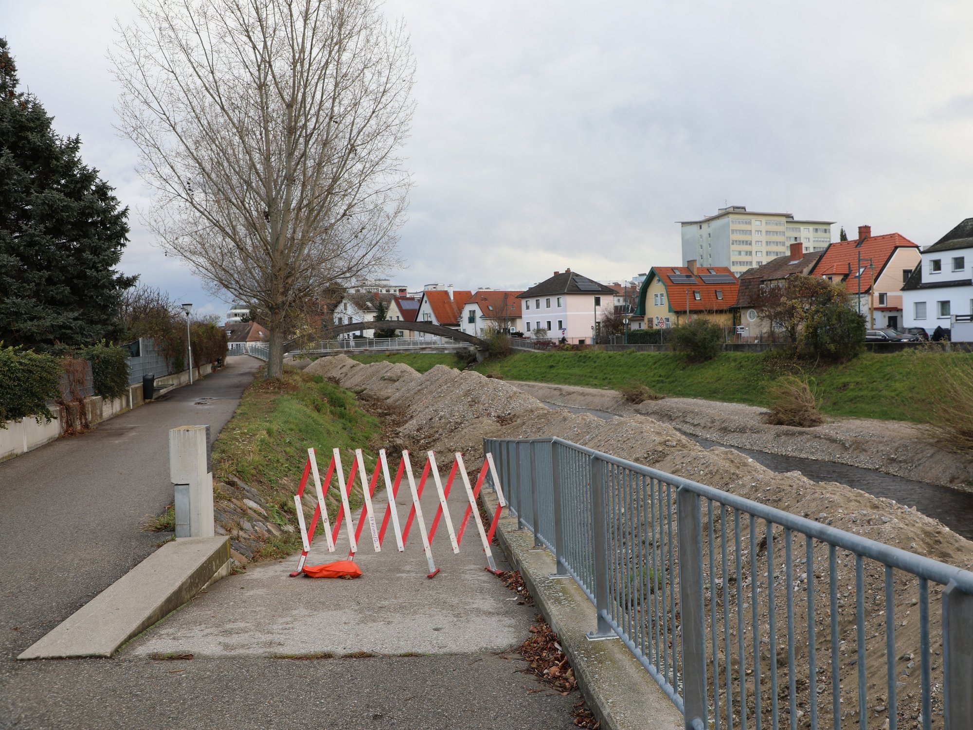 Blick auf den gesperrten unteren Treppelweg neben der Krems