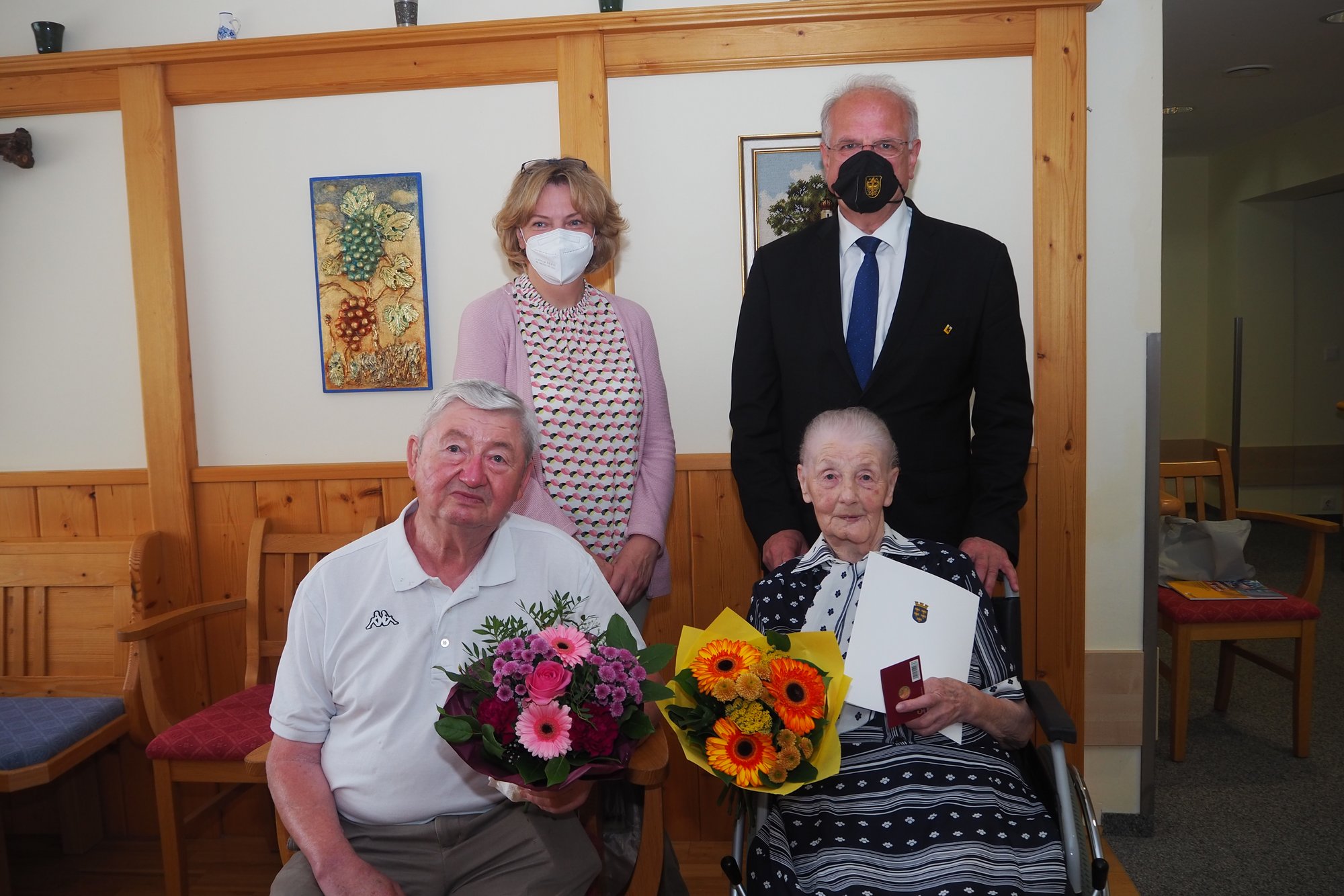 Bürgermeister Dr. Reinhard Resch gratuliert Frau Johanna Rath im Beisein ihres Sohnes Helmut Rath und der Pflegedienstleiterin Renate Müllner zum 100. Geburtstag.