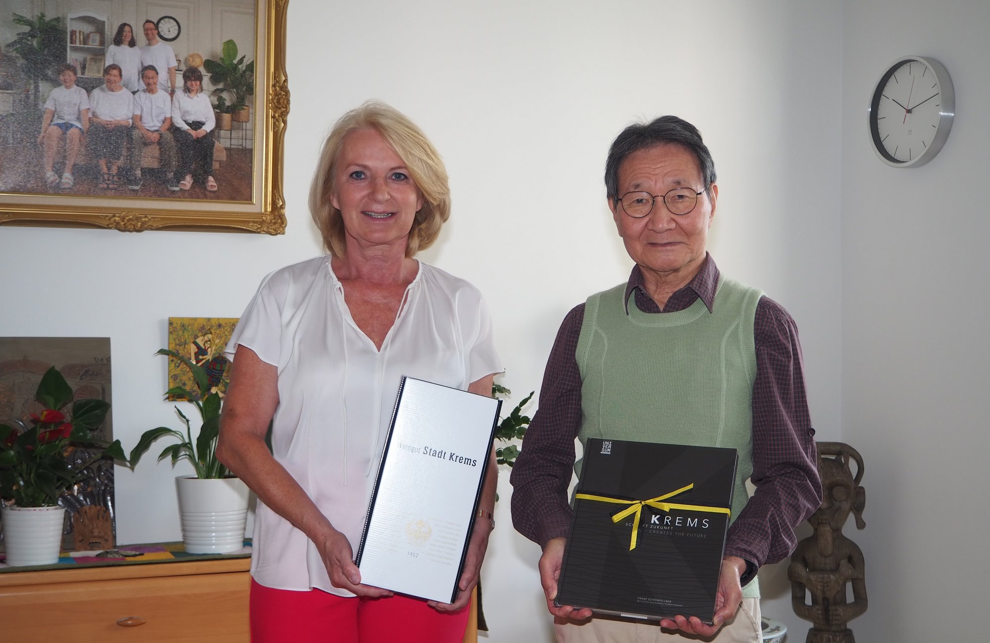 Vizebürgermeisterin Eva Hollerer gratulierte Kie Ing Thio zum 80. Geburtstag.
