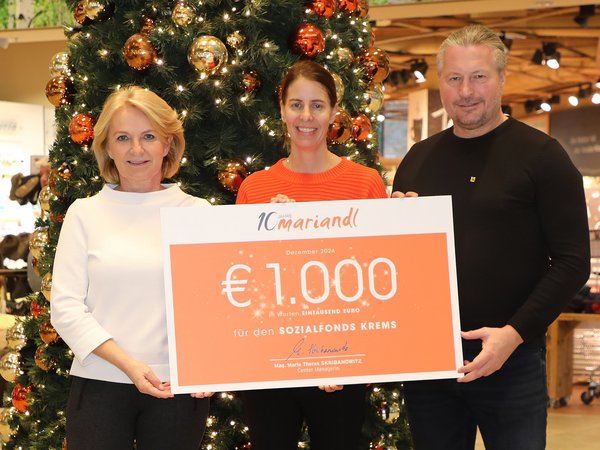 Center-Managerin Marie-Theres Skribanowitz überreichte einen Spendenscheck über 1.000 Euro an Vizebürgermeisterin Eva Hollerer und Bürgermeister Peter Molnar.