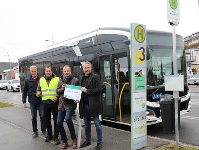 Busfahrer Otto Legerer (NÖVOG), Thomas Starkl (Baudirektion), Baudirektor Reinhard M. Weitzer und Bürgermeister Peter Molnar bei der Testfahrt des Elektro-Stadtbusses - von links. 