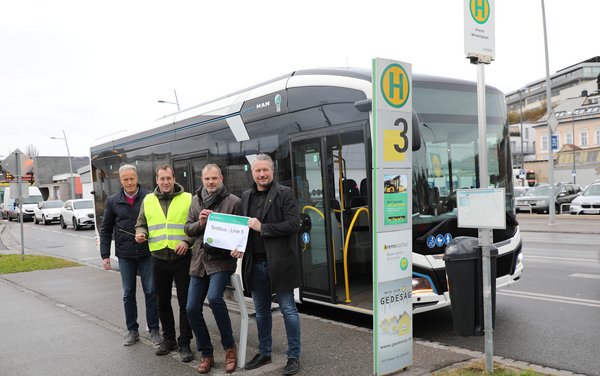 Busfahrer Otto Legerer (NÖVOG), Thomas Starkl (Baudirektion), Baudirektor Reinhard M. Weitzer und Bürgermeister Peter Molnar bei der Testfahrt des Elektro-Stadtbusses - von links. 