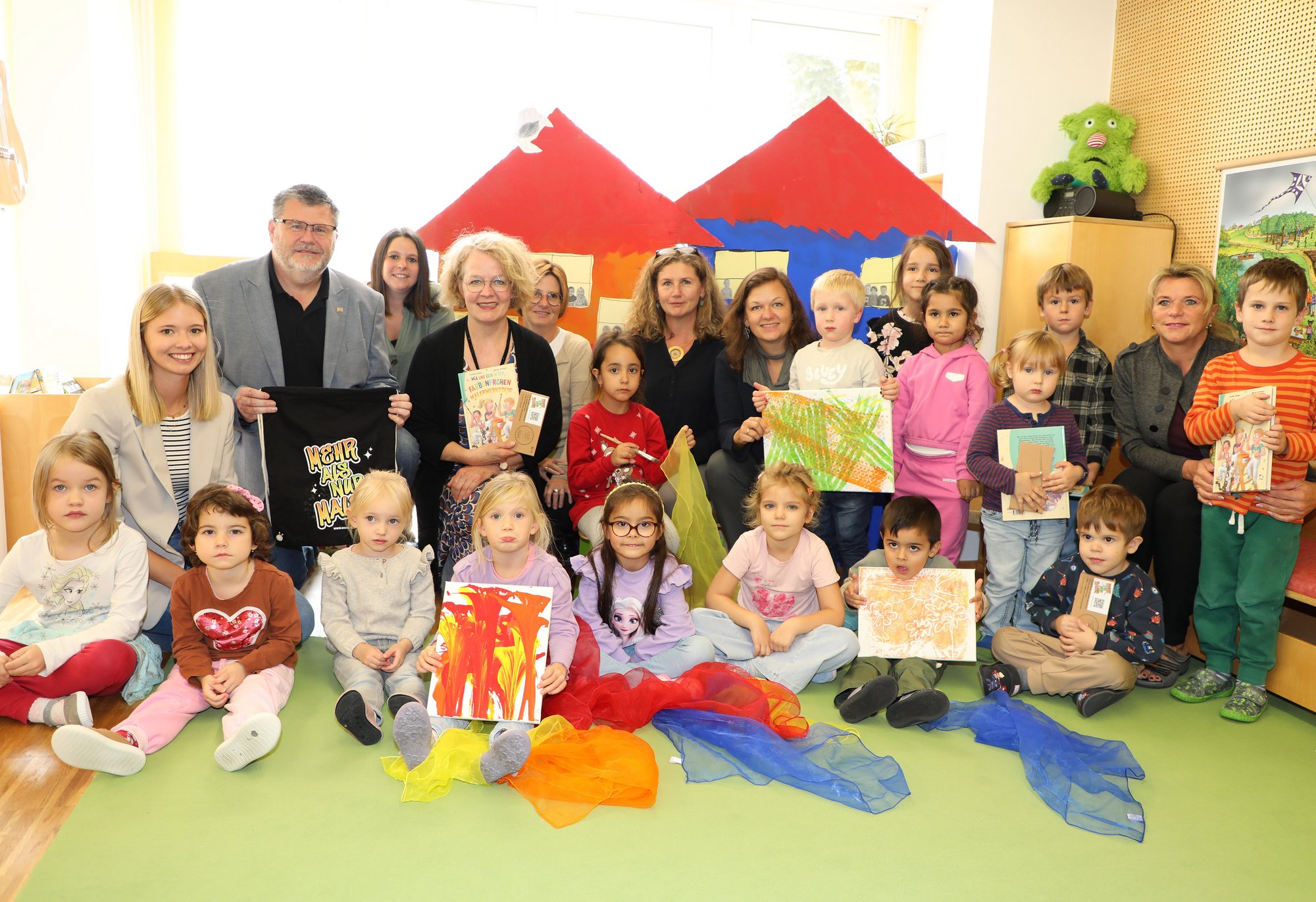 Landesrätin Christiane Teschl-Hofmeister und Landesinnungsmeister Jürgen Kreibich mit zahlreichen Kindern bei der Buchpräsentation im Kindergarten Hohensteinstraße