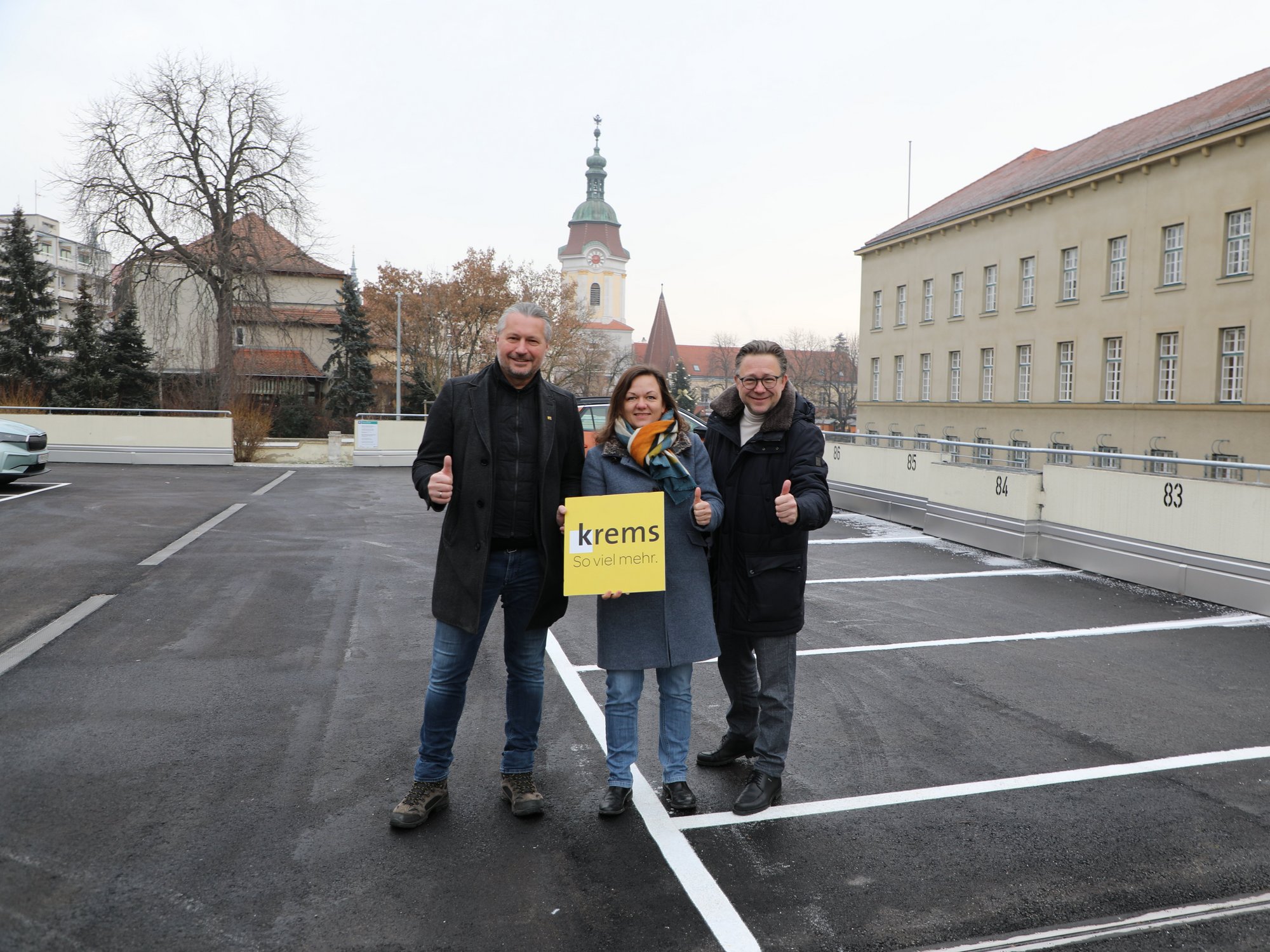 Bürgermeister Peter Molnar, Mobilitätsstadträtin Alexandra Ambrosch und Stadtmarketing-Chef Horst Berger (vonmachen sich ein Bild vom kürzlich sanierten Obergeschoß des Parkdecks Kasernstraße, das nur wenige Meter vom Steiner Tor entfernt liegt.