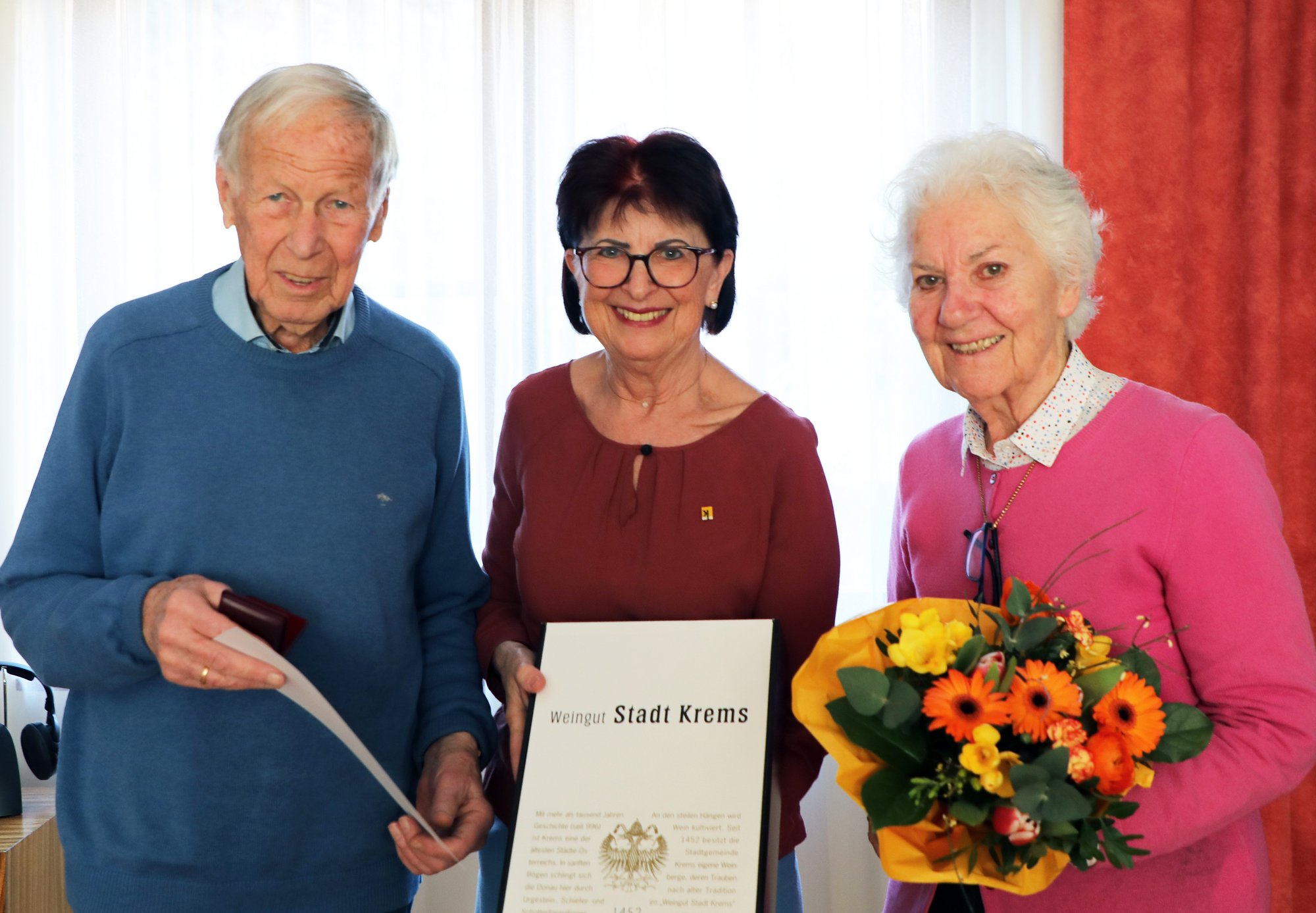 Gemeinderätin Christa Eberl gratulierte Karoline und Friedrich Hehenberger zur Eisernen Hochzeit.