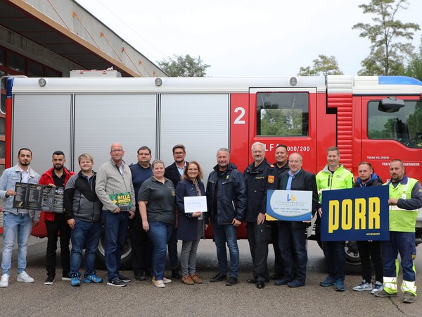 Unternehmer Salam und Mohamed Jafar (Bro`s-Pizzas Krems), Stabsleiter Dominik Kormesser (Krisenstab), Kaufmann Andreas Mimra (Billa), Stabsleiter-Stv. Christian Schopper (Krisenstab), Dagmar Kohl (Heuriger), Gemeinderat Dominic Heinz, Bezirksbäuerin Regina Kaltenbrunner, Bürgermeister Peter Molnar, Feuerwehrkommandant Gerhard Urschler und Hauptwachekommandant Mario Wimmer (FF Krems), Werksleiter Dieter Fischer (Lasselsberger Hafen Krems), Bauleiter Andreas Hirtl, Florian Sperk und Jörg Lehner (PORR AG) – von links.