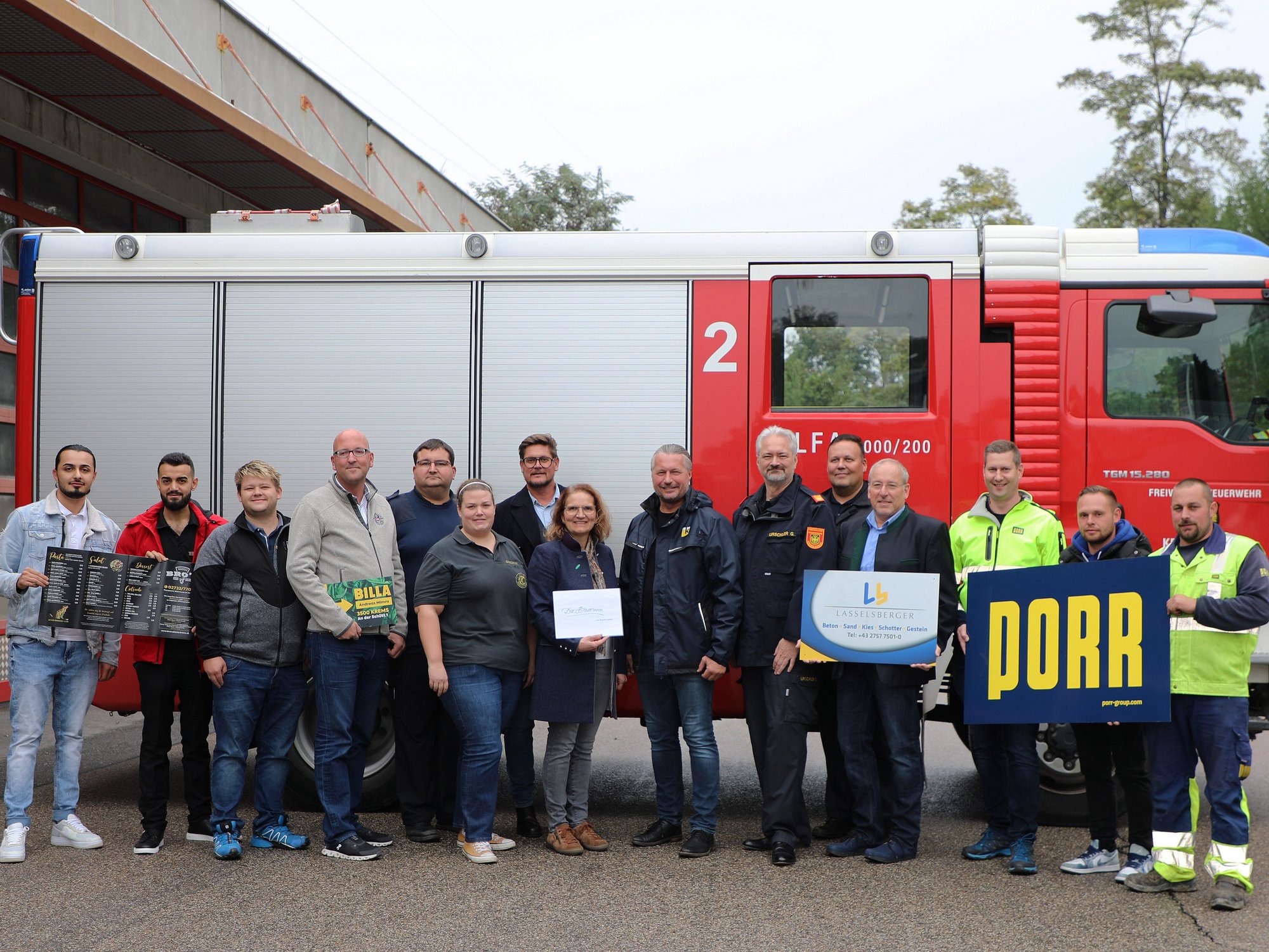 Unternehmer Salam und Mohamed Jafar (Bro`s-Pizzas Krems), Stabsleiter Dominik Kormesser (Krisenstab), Kaufmann Andreas Mimra (Billa), Stabsleiter-Stv. Christian Schopper (Krisenstab), Dagmar Kohl (Heuriger), Gemeinderat Dominic Heinz, Bezirksbäuerin Regina Kaltenbrunner, Bürgermeister Peter Molnar, Feuerwehrkommandant Gerhard Urschler und Hauptwachekommandant Mario Wimmer (FF Krems), Werksleiter Dieter Fischer (Lasselsberger Hafen Krems), Bauleiter Andreas Hirtl, Florian Sperk und Jörg Lehner (PORR AG) – von links.