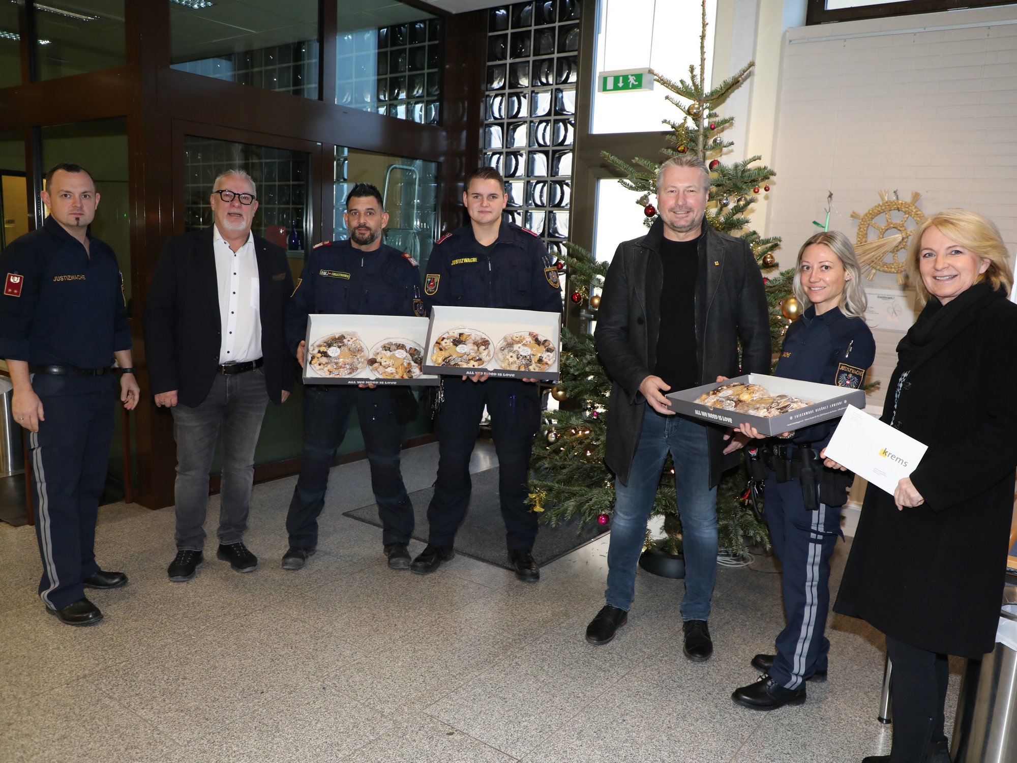 Bürgermeister Peter Molnar und Vizebürgermeisterin Eva Hollerer bedankten sich in der Justizanstalt Stein bei Anstaltsleiter Erich Huber-Günsthofer und den Mitarbeiter:innen der Justizwache.