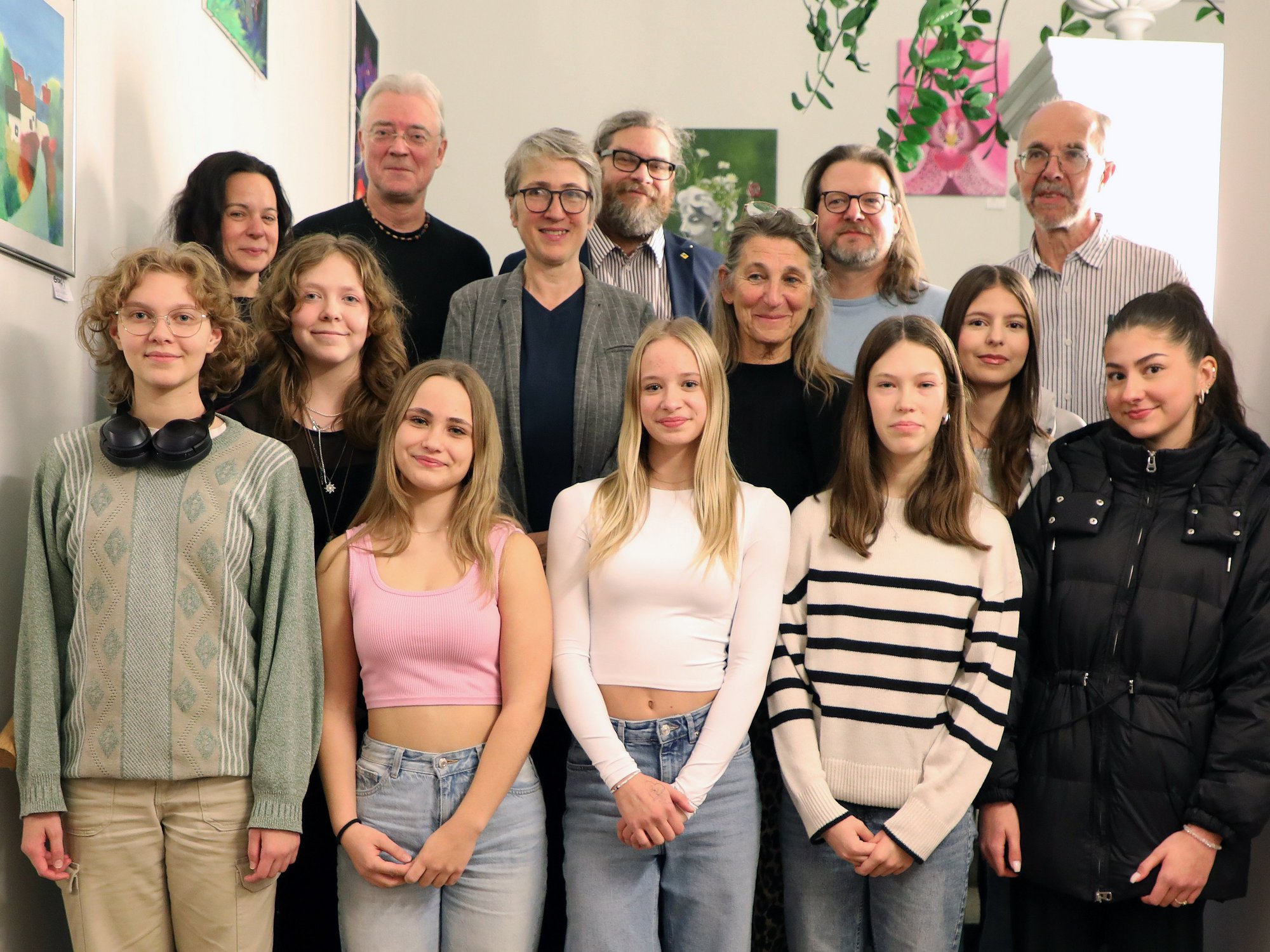 Gruppenbild von Schülern und Lehrern