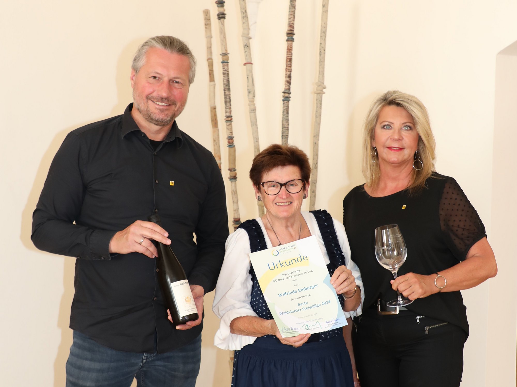 Bürgermeister Peter Molnar und die Steiner Gemeinderätin Elfie Kreitner gratulierten Wilfriede Emberger.