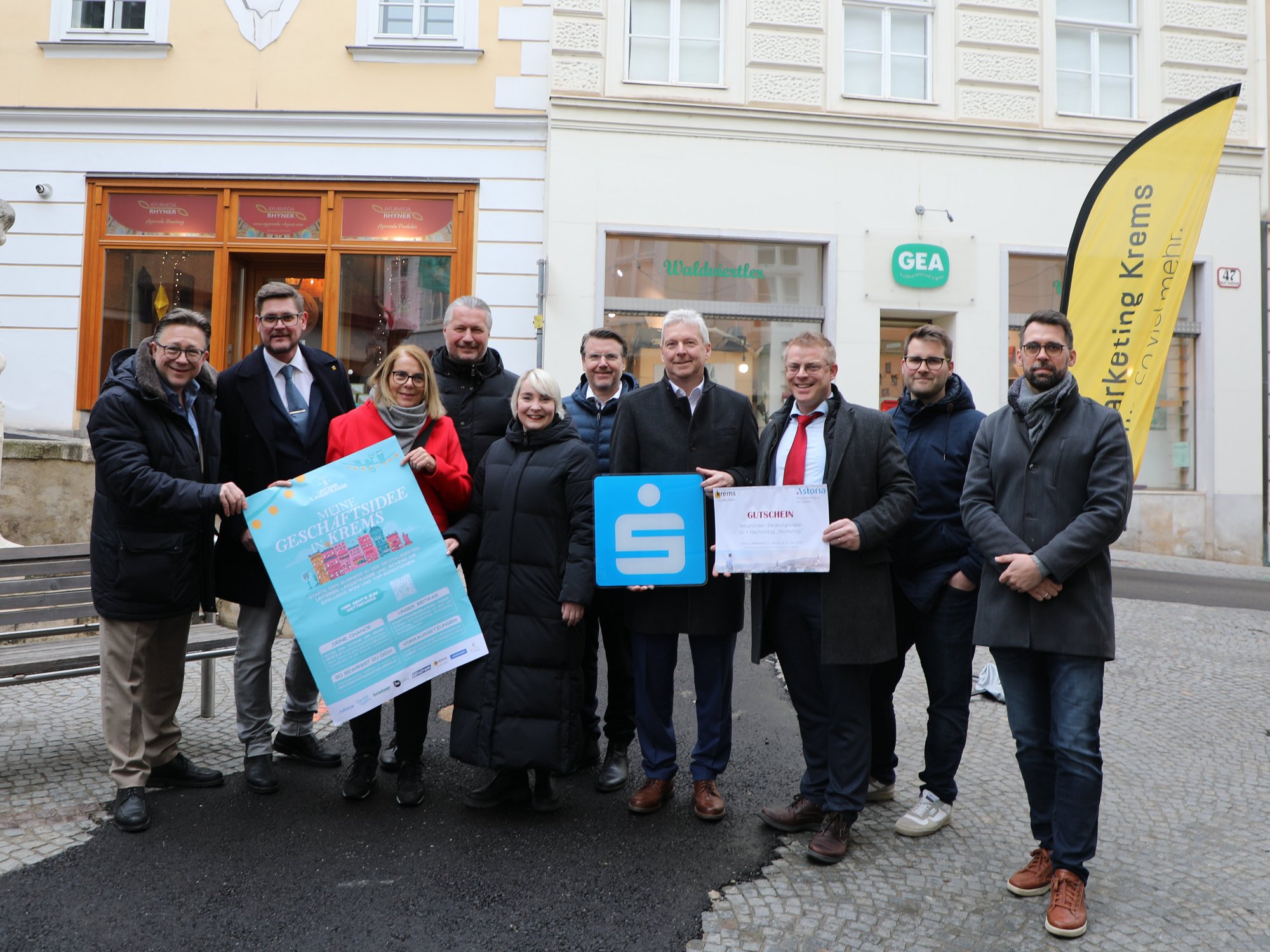 Bei der Wettbewerbspräsentation in der Unteren Landstraße: Stadtmarketing-Chef Horst Berger, Vermieter Dominic Heinz, Geschäftsführerin Ulrike Prommer, Bürgermeister Peter Molnar, Professorin Tanja Iden (IMC Krems), Bezirkstellenobmann Thomas Hagmann (Wirtschaftskammer), Ewald Höbarth (Kremser Bank), Stefan Taglieber (Astoria Steuerberatung) sowie Jeremias Buchinger und Chris Laistler (beide Branding Brothers).