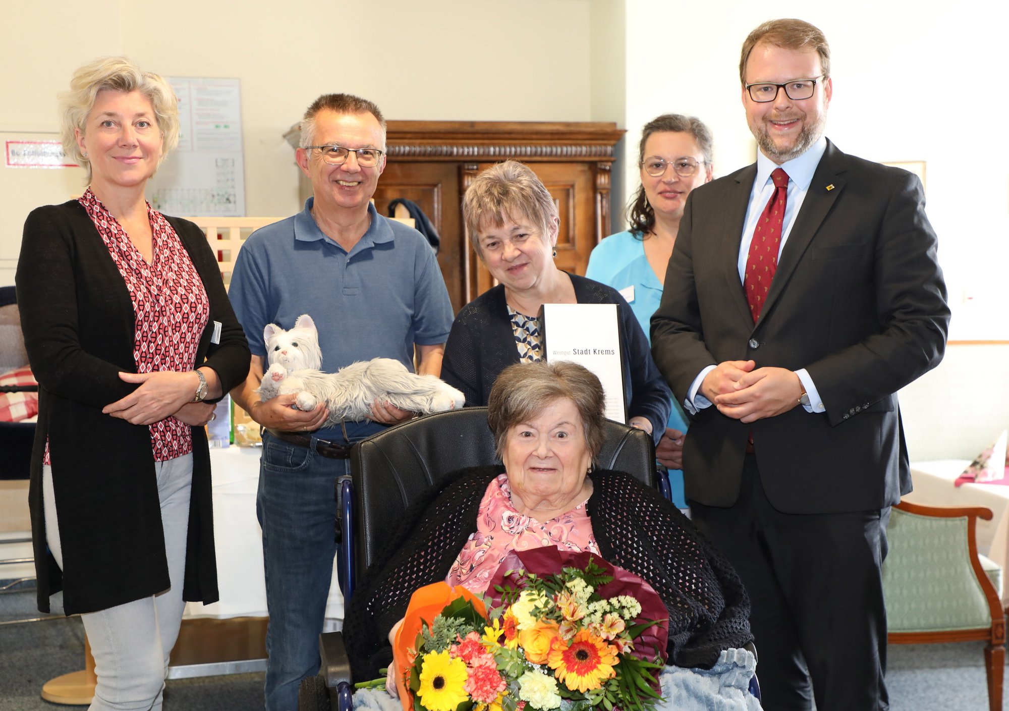 Vizebürgermeister Florian Kamleitner gratulierte Gerlinde Kitzler zum 80. Geburtstag.