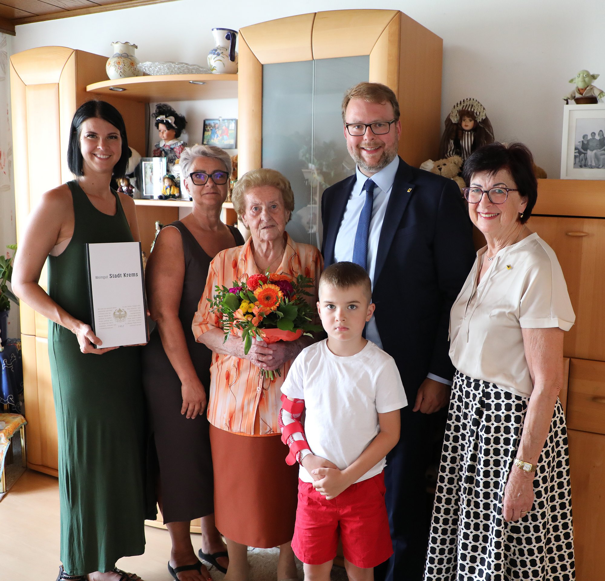 Vizebürgermeister Florian Kamleitner gratulierte Helene Topf zum 90. Geburtstag.