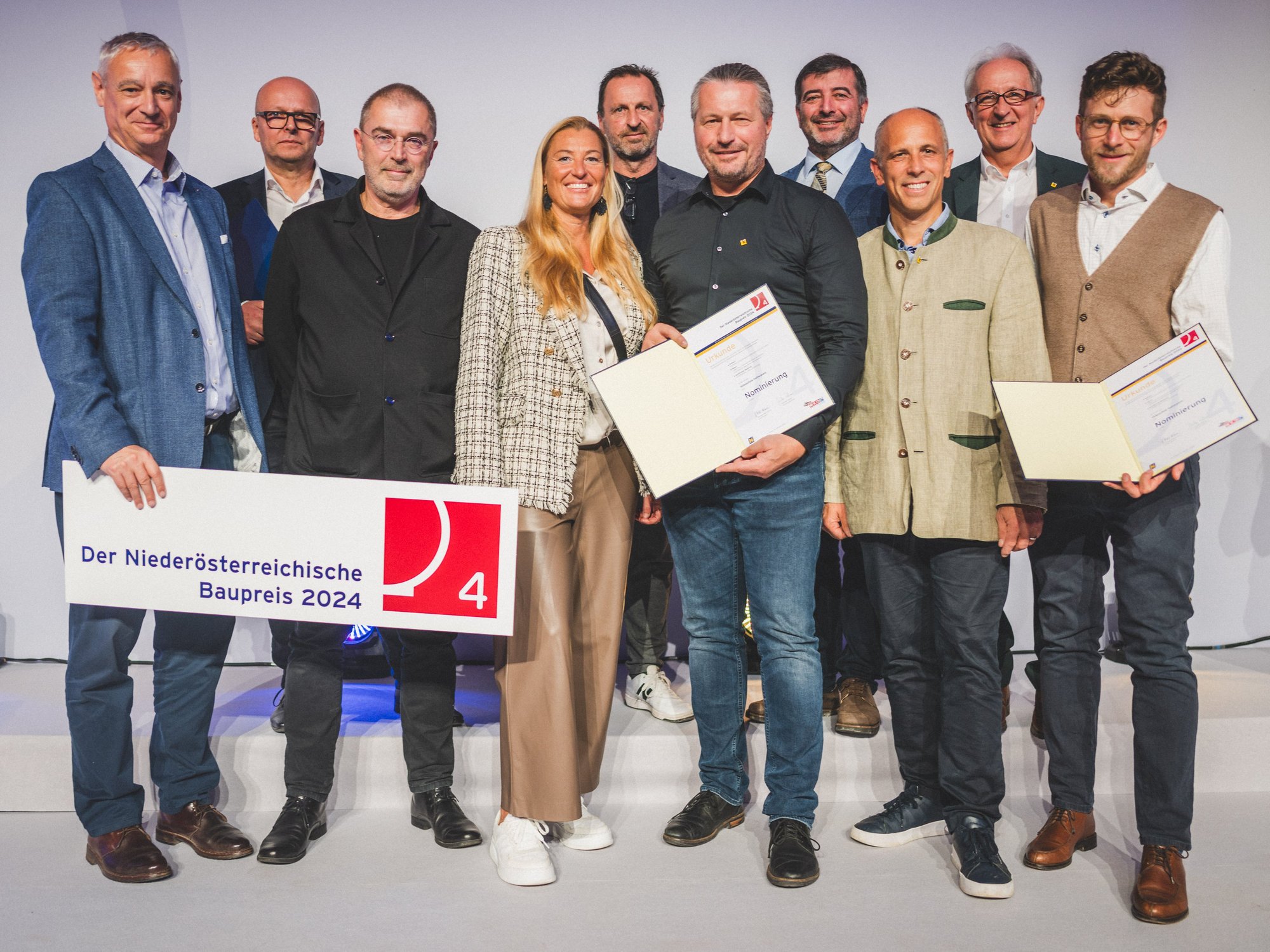 Freuen sich über die Nominierung der Volksschule Hafnerplatz: Landesinnungsmeister Günther Lehner, die Architekten Josef Ruhm und Franz Schartner, Schulleiterin Daniela Ebner, Franz Lederhofer (Steiner Bau GmbH), Bürgermeister Peter Molnar, Landtagsabgeordneter Josef Edlinger, KIG-Geschäftsführer Hannes Zimmermann, Bau-Stadtrat Günther Herz und Bildungsamtsleiter Georg Braunschweig (von links).