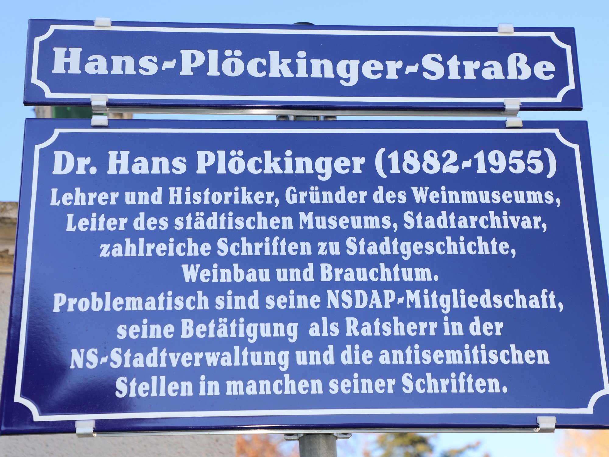 Straßenschild samt Zusatztafel