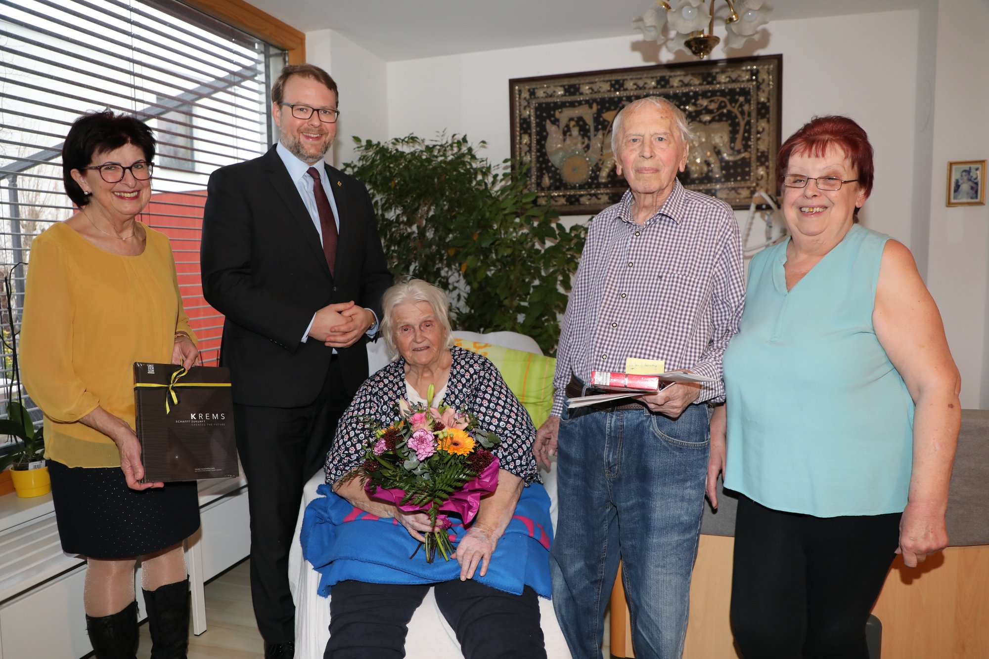 Vizebürgermeister Florian Kamleitner gratulierte Frida und Walter Schwarzinger zur Juwelen Hochzeit und Walter Schwarzinger zum 95. Geburtstag. 