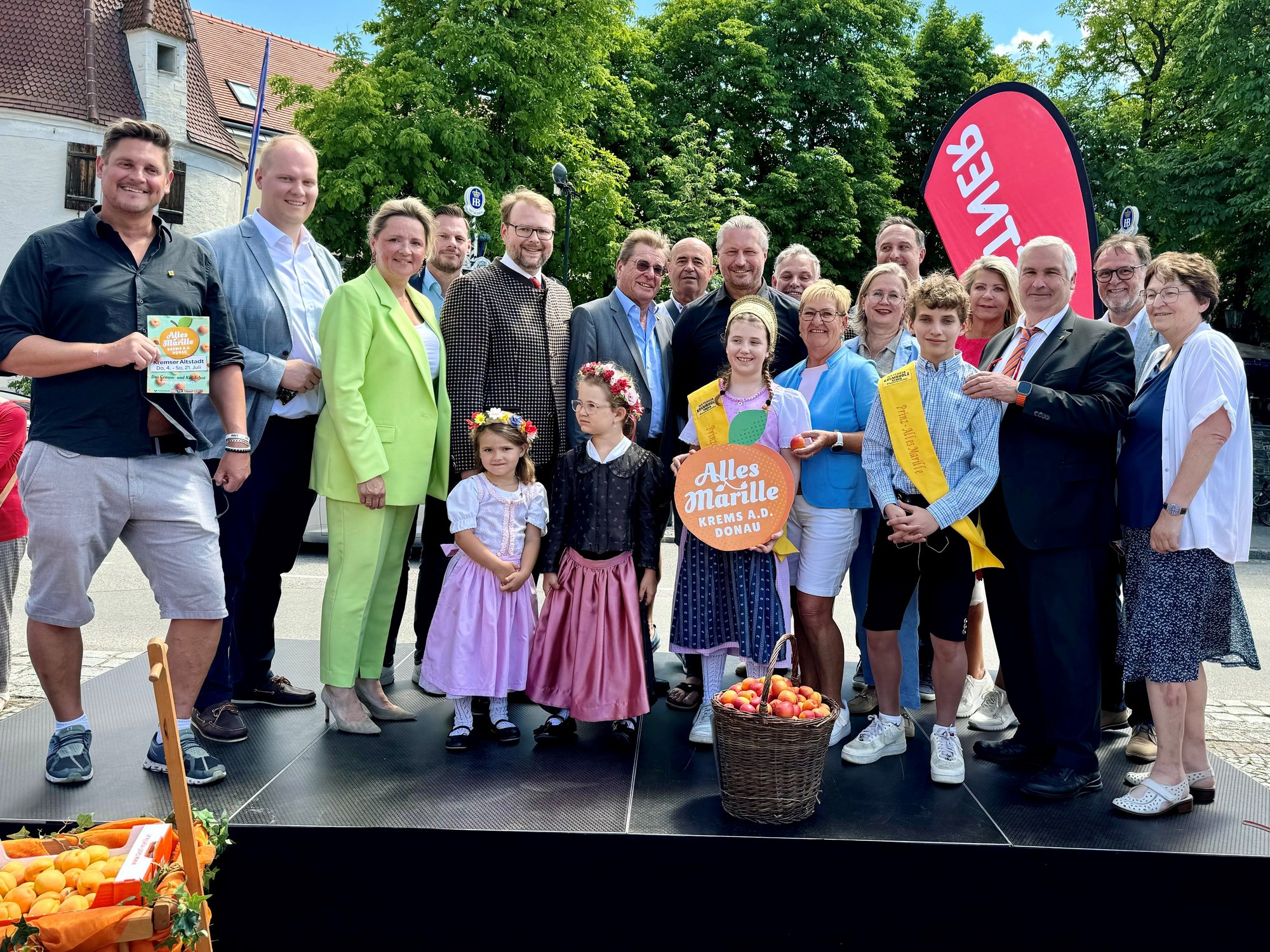 Bürgermeister Peter Molnar sowie zahlreiche Stadt- und Gemeinderäte kamen zur offiziellen Eröffnung auf den Südtirolerplatz.