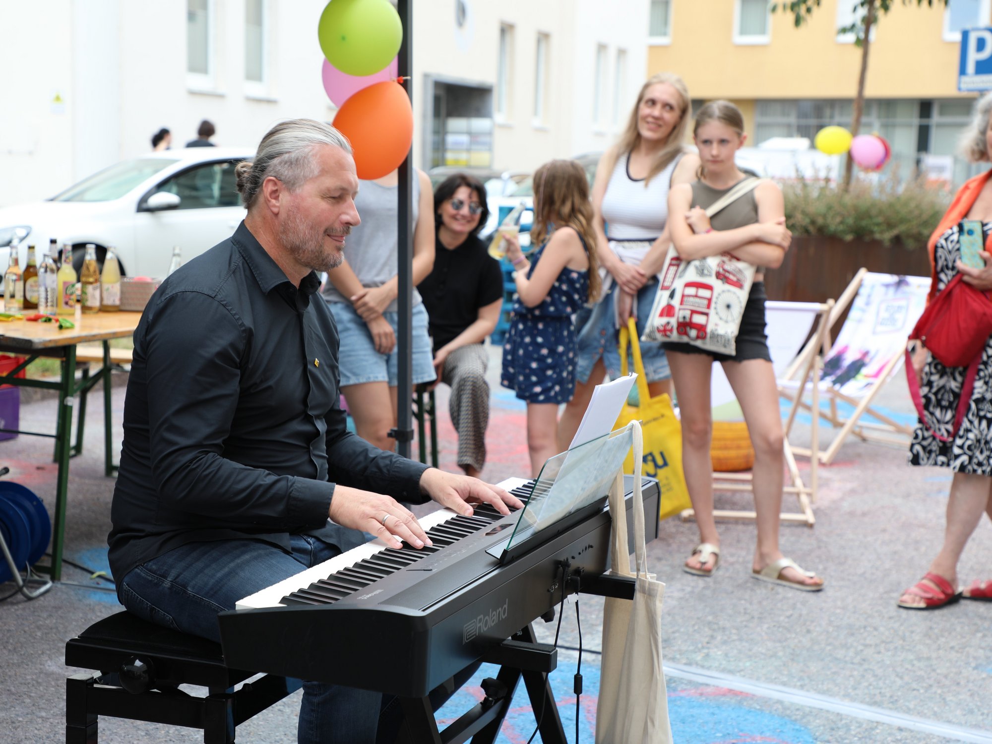 Bürgermeister Peter Molnar spielt Klavier am Hafnerplatz
