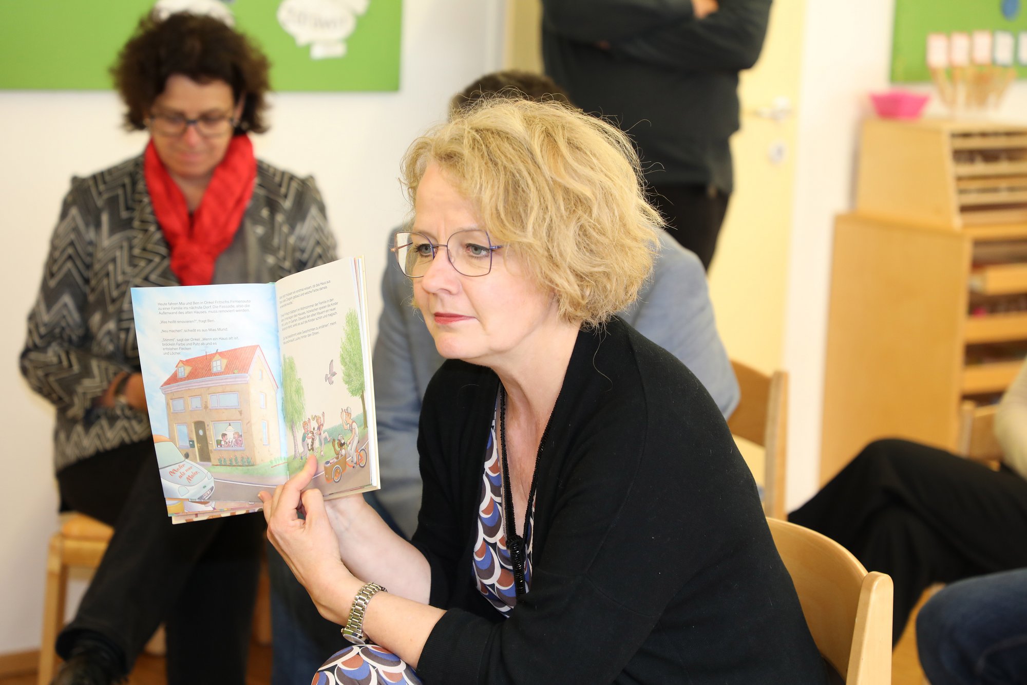 Landesrätin Christiane Teschl-Hofmeister las den Kindern aus dem neuen Buch vor.