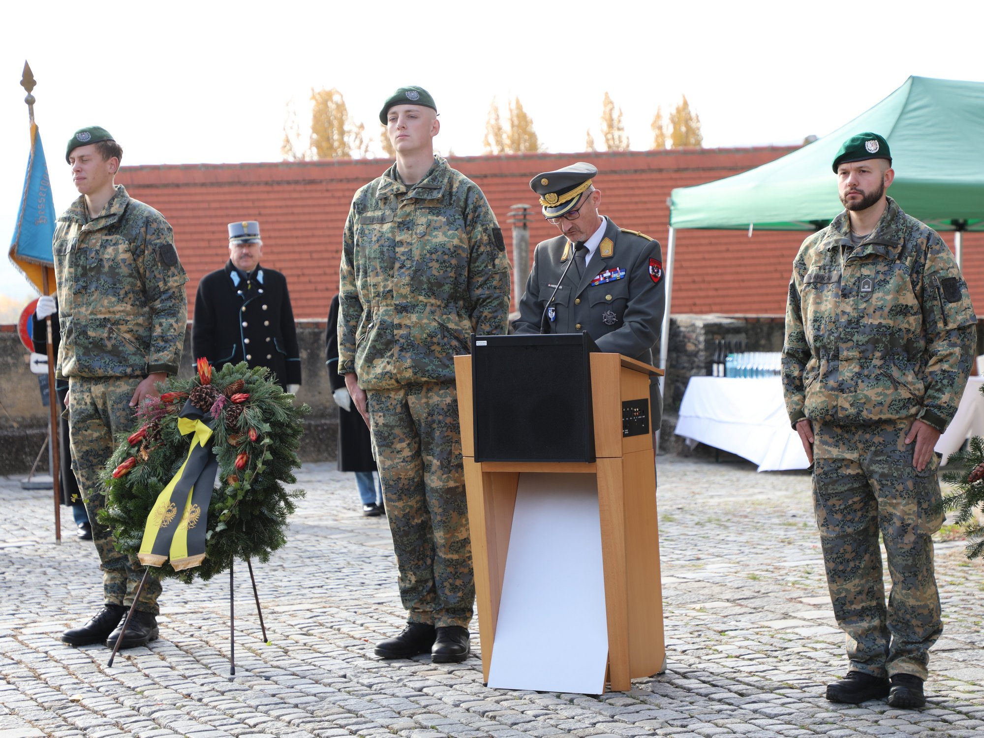 Brigadier Christian Habersatter bei seiner Rede, flankiert von drei Soldaten