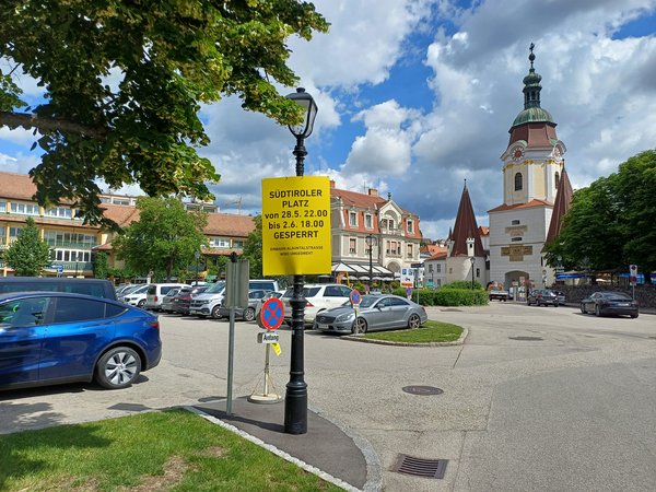 Hinweisschild auf die Sperre am Südtirolerplatz, im Hintergrund das Steiner Tor
