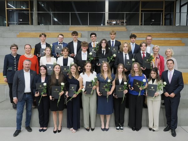 Die 20 ausgezeichneten Maturant:innen umringt von Bürgermeister Peter Molnar (vorne links), Bildungsdirektor Karl Fritthum (vorne rechts), den Direktorinnen Bärbel Jungmeier (BG/BRG Piaristengasse), Elisabeth Weigel (BRG Kremszeile) und Birgit Wagner (HLF Krems) sowie Bereichsleiterin Doris Denk (mittlere Reihe von links) und Direktor Andreas Prinz (HTL Krems, hinten rechts). 