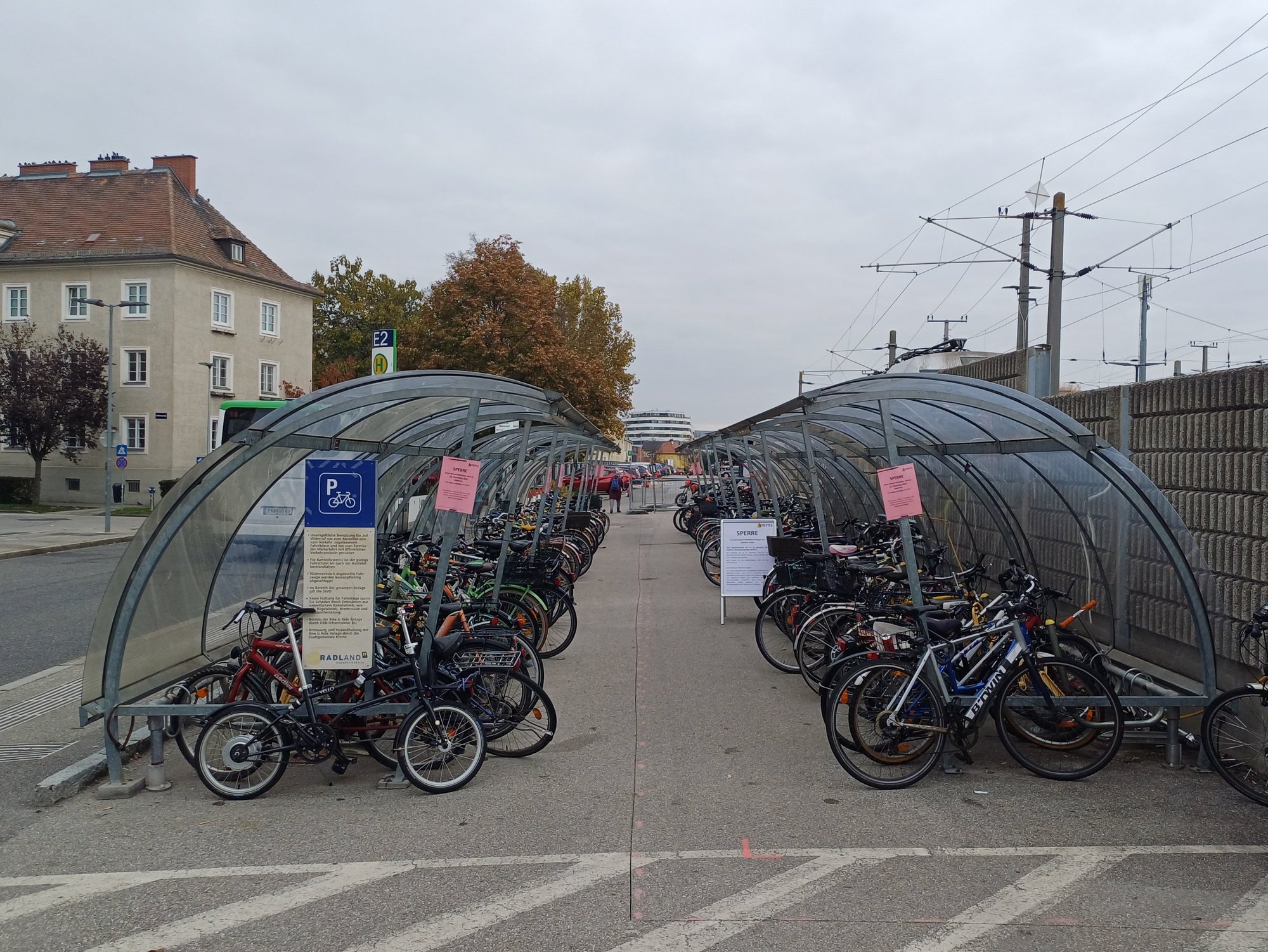 Bild der Fahrradabstellanlage auf der Ostseite des Kremser Bahnhofs